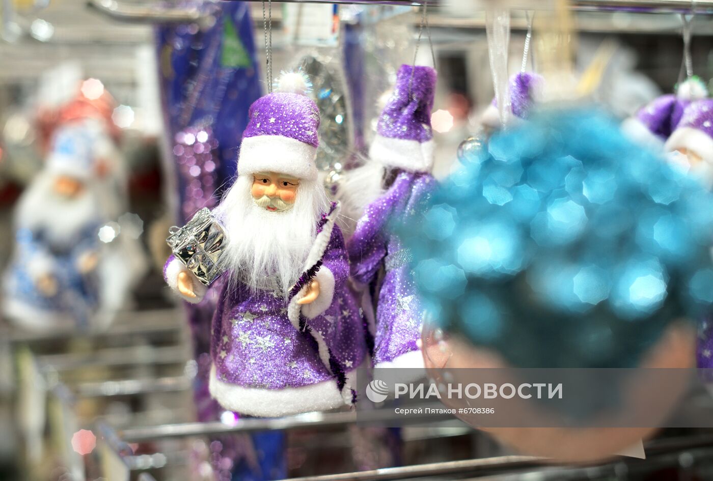 Предновогодняя торговля в гипермаркете "Метро" в Москве