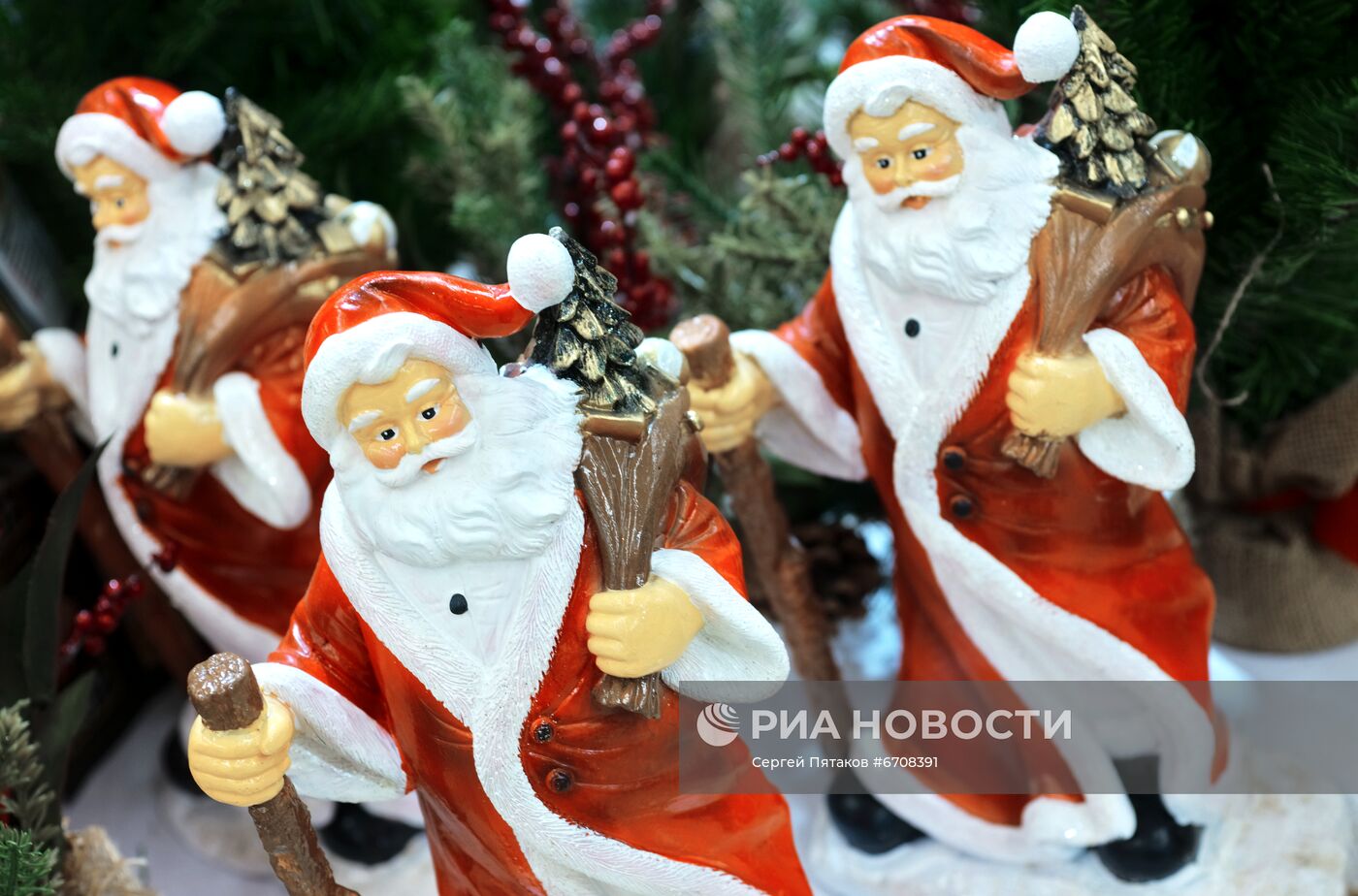 Предновогодняя торговля в гипермаркете "Метро" в Москве