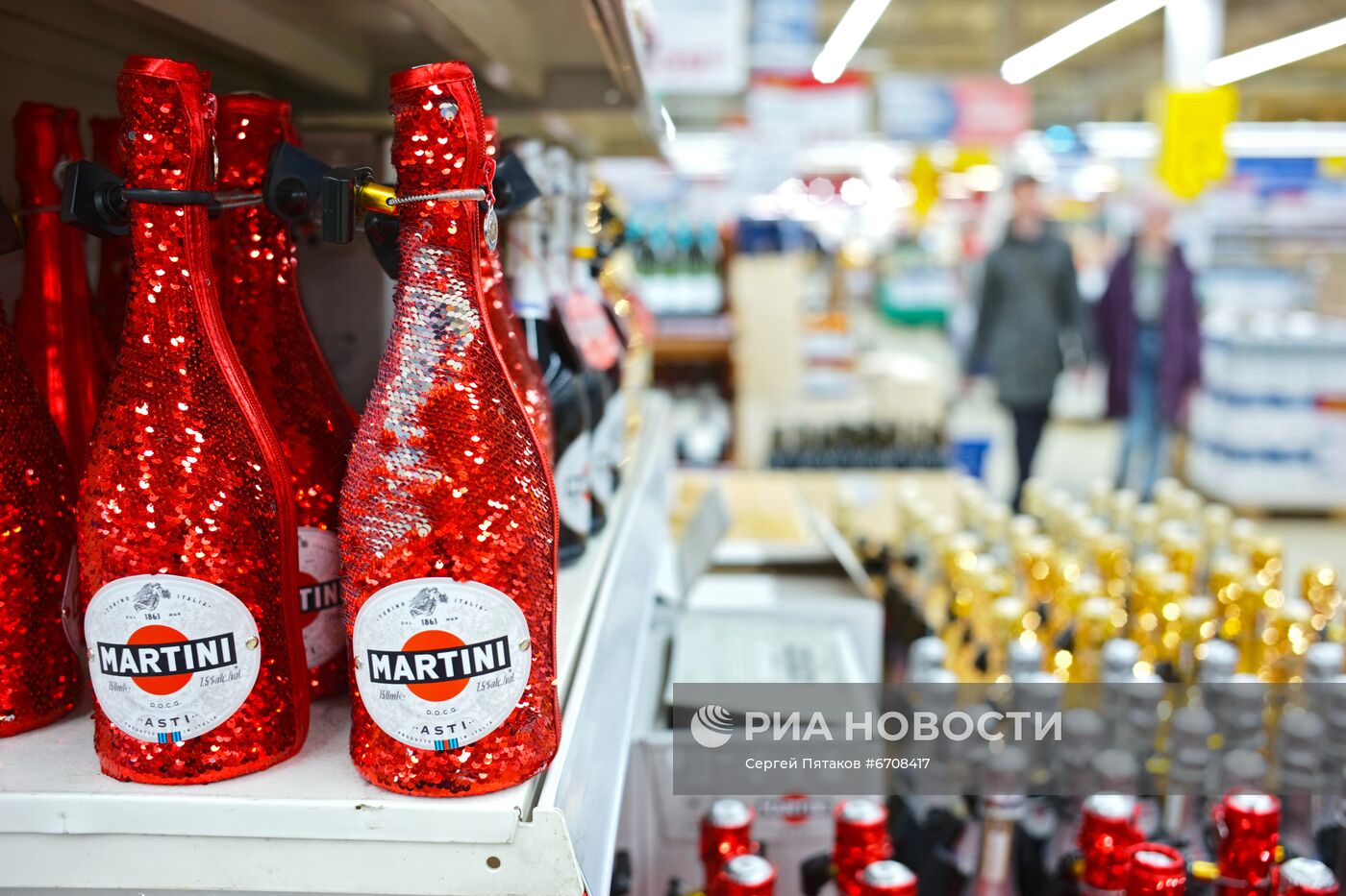 Предновогодняя торговля в гипермаркете "Метро" в Москве