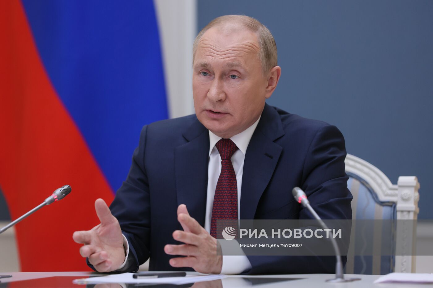 Президент РФ В. Путин принял участие в форуме "Россия зовет!"