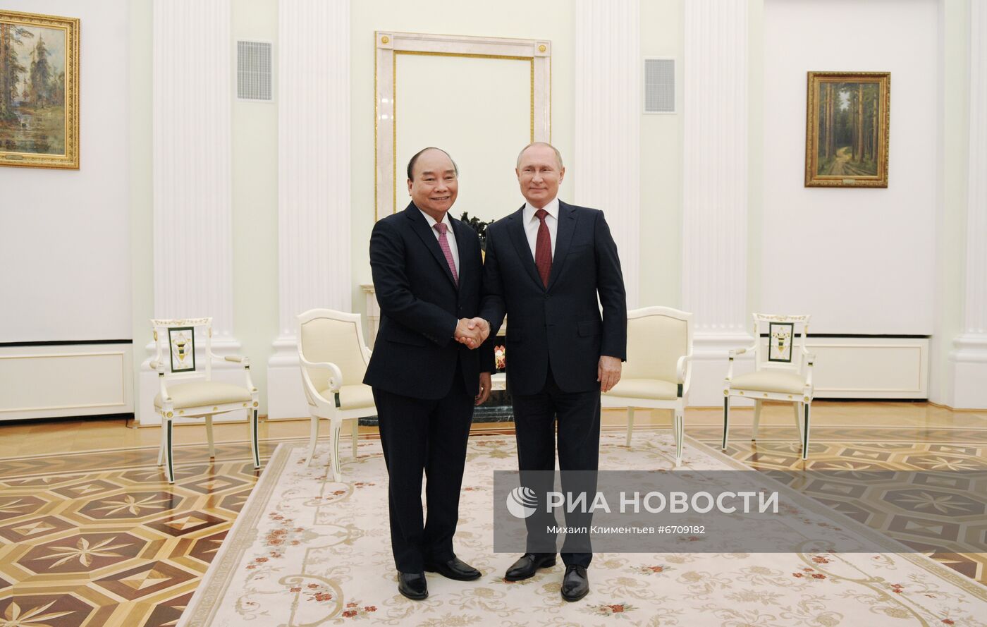 Президент РФ В. Путин встретился с президентом Вьетнама Н. С. Фуком