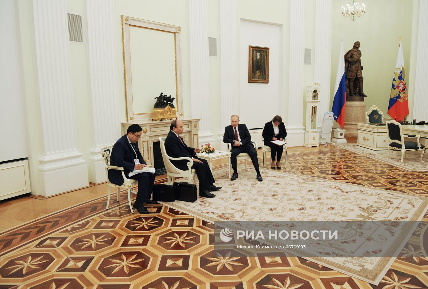 Президент РФ В. Путин встретился с президентом Вьетнама Н. С. Фуком