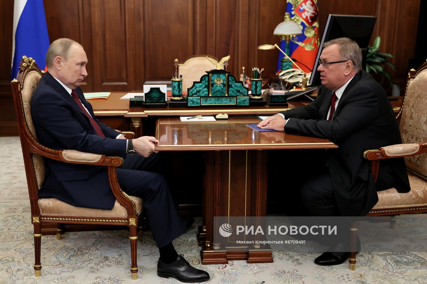 Президент РФ В. Путин встретился с главой ВТБ А. Костиным