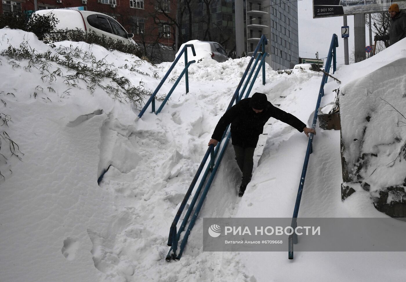 Последствия снегопада во Владивостоке