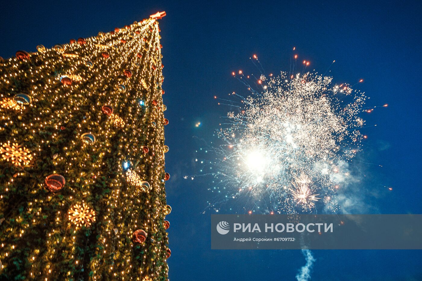 Огни первой новогодней ёлки в России зажгли в Якутске