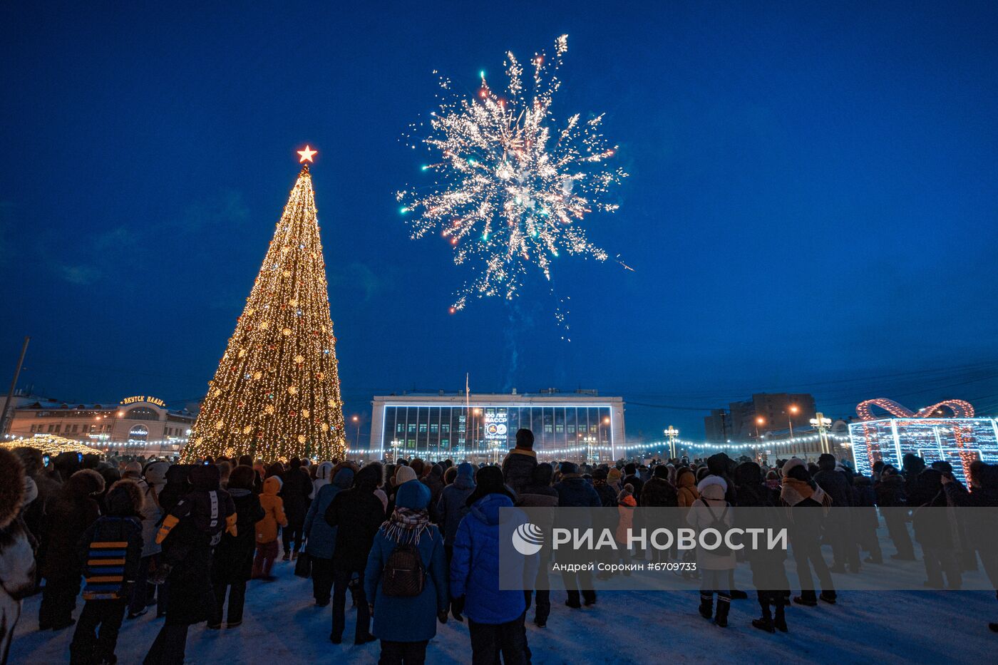Огни первой новогодней ёлки в России зажгли в Якутске