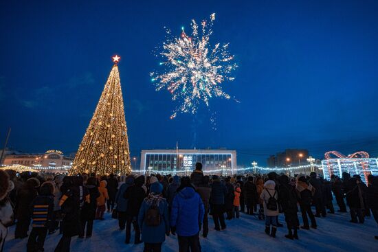 Огни первой новогодней ёлки в России зажгли в Якутске