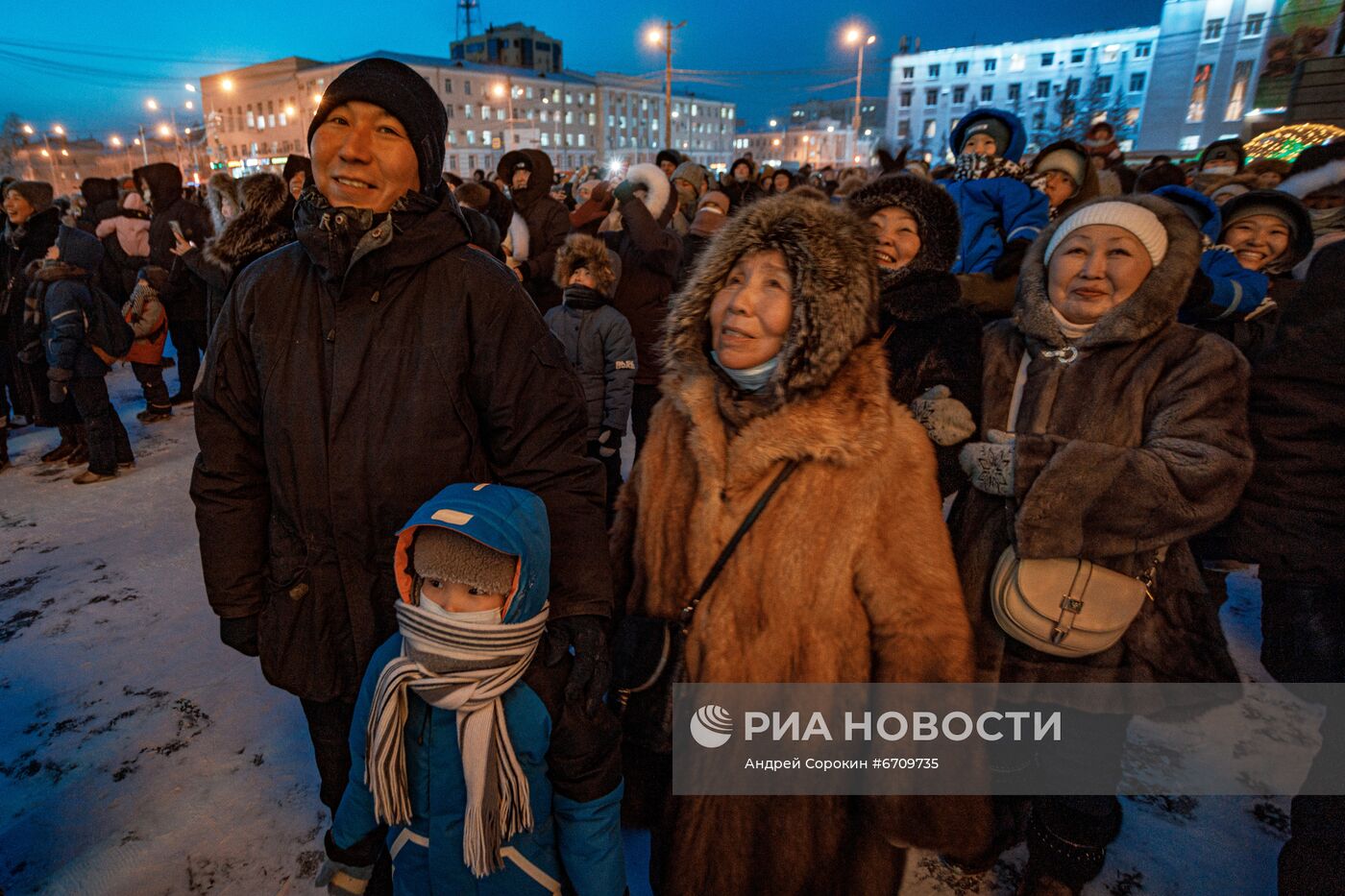 Огни первой новогодней ёлки в России зажгли в Якутске