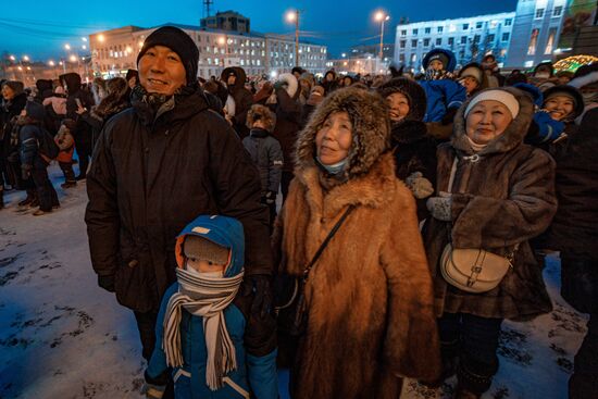 Огни первой новогодней ёлки в России зажгли в Якутске