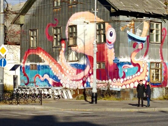 Граффити на доме в Мурманске