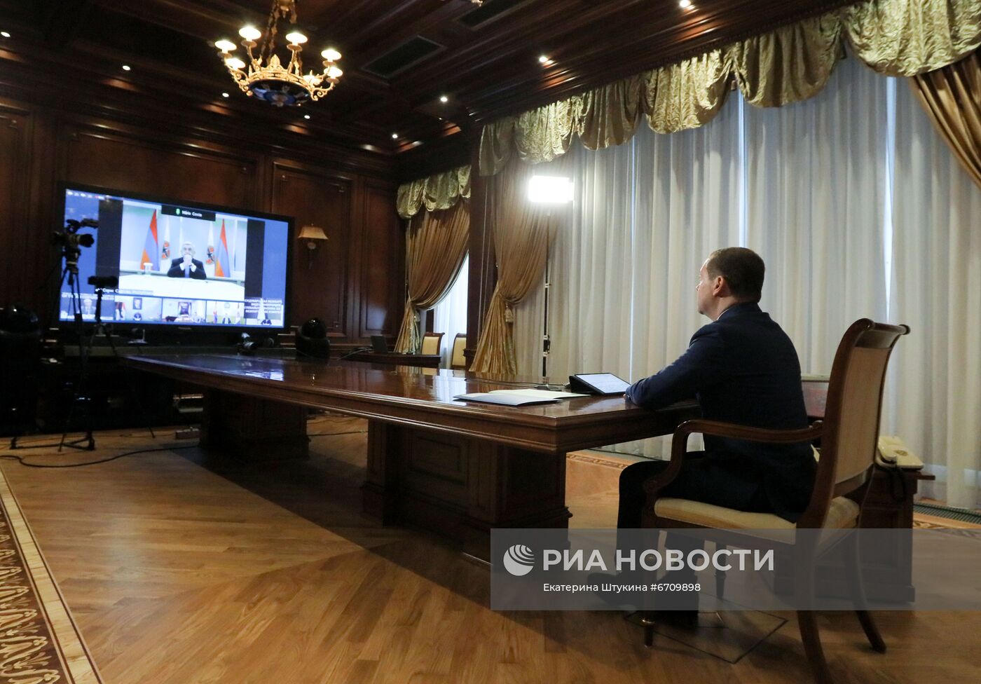 Зампред Совбеза РФ Д. Медведев выступил на конференции "Глобальные вызовы 21 века: межпартийное измерение"