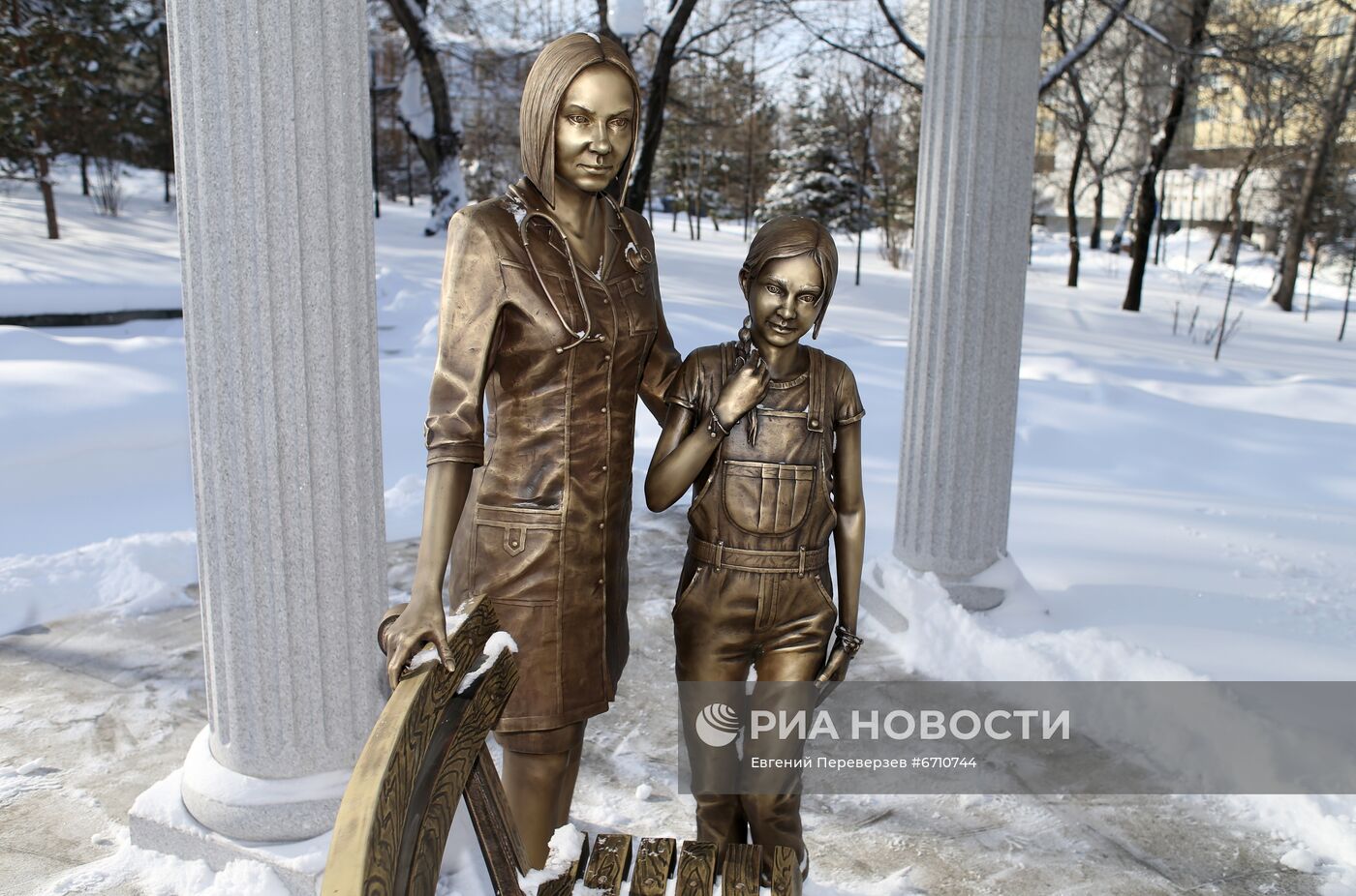 Памятник врачу с ребенком в Хабаровске