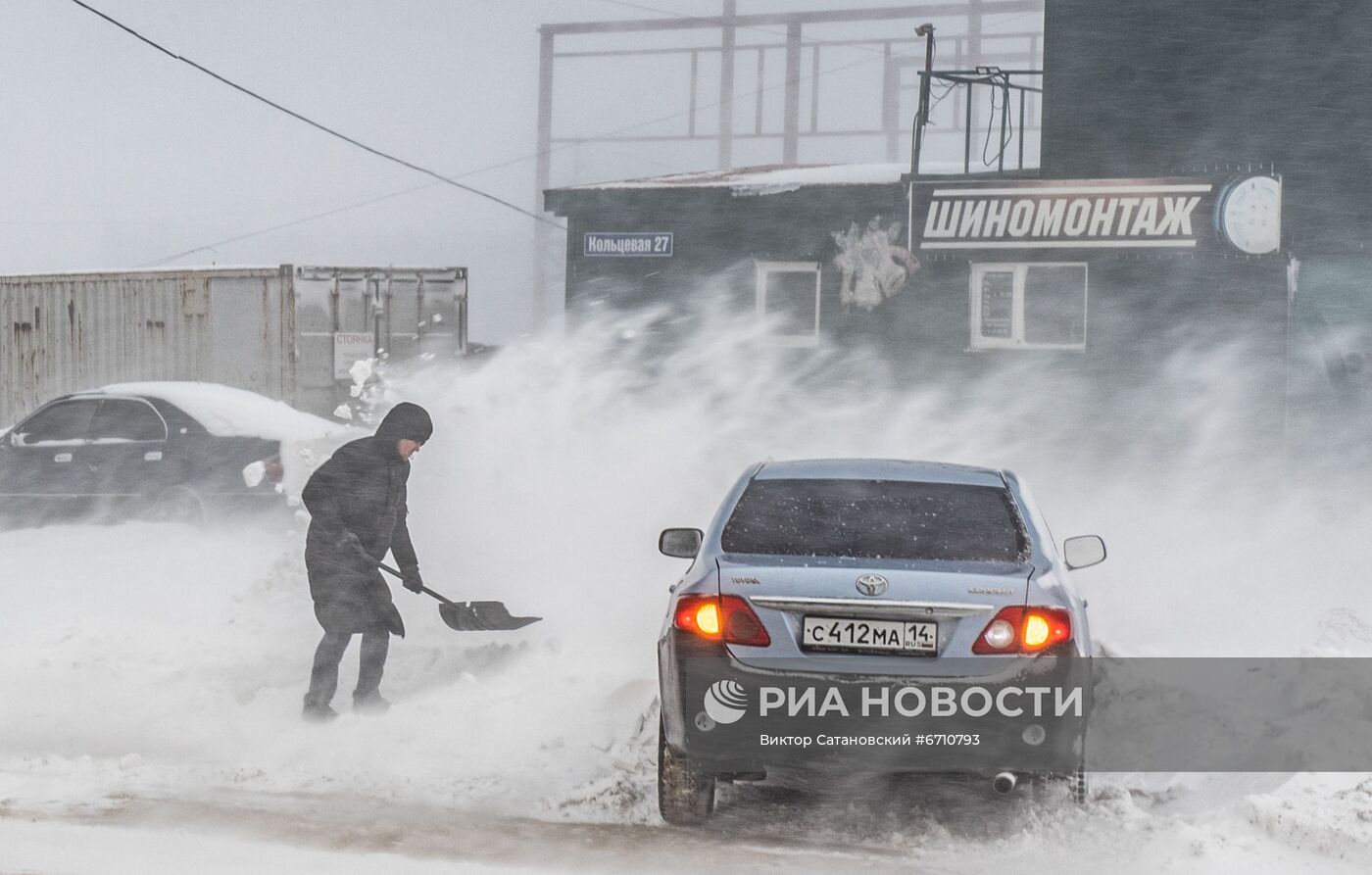 Снежный циклон в Магадане