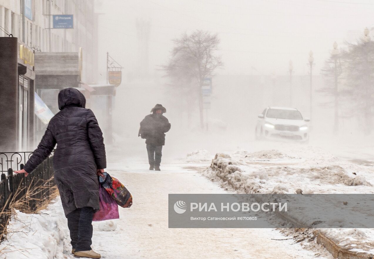 Снежный циклон в Магадане