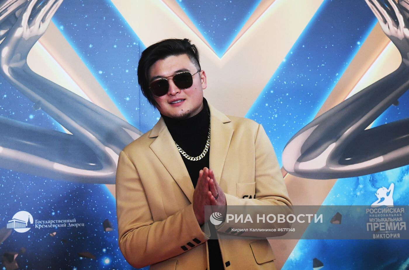 Певец TSOY (Анатолий Цой) на красной дорожке перед началом церемонии вручения Российской национальной музыкальной премии "Виктория - 2021" в Государственном Кремлевском дворце в Москве. Место: Россия, Москва. Автор: Кирилл Каллиников/РИА Новости. Российская Национальная музыкальная премия "Виктория"