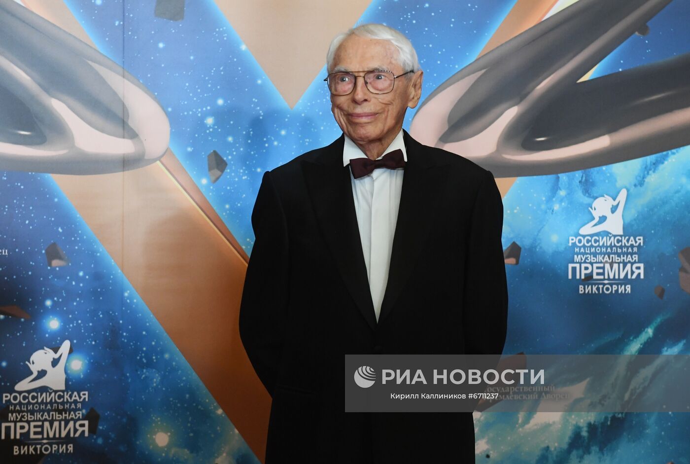 Композитор Александр Зацепин на красной дорожке перед началом церемонии вручения Российской национальной музыкальной премии "Виктория - 2021" в Государственном Кремлевском дворце в Москве. Место: Россия, Москва. Автор: Кирилл Каллиников/РИА Новости. Российская Национальная музыкальная премия "Виктория"