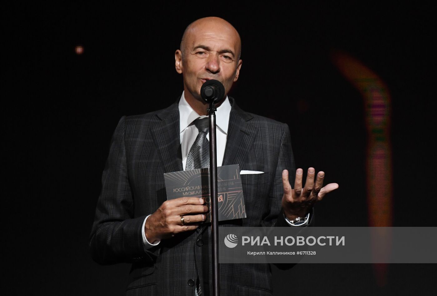 Народный артист России, композитор, учредитель премии "Виктория" Игорь Крутой выступает на церемонии вручения Российской национальной музыкальной премии "Виктория - 2021" в Государственном Кремлевском дворце в Москве. Место: Россия, Москва. Автор: Кирилл Каллиников/РИА Новости. Российская Национальная музыкальная премия "Виктория"