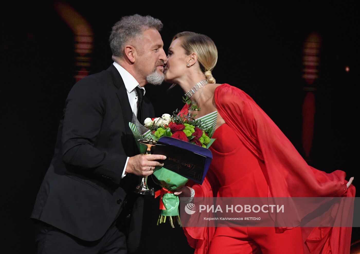 Певцы Леонид Агутин и Полина Гагарина на церемонии вручения Российской национальной музыкальной премии "Виктория - 2021" в Государственном Кремлевском дворце в Москве. Место: Россия, Москва. Автор: Кирилл Каллиников/РИА Новости. Российская Национальная музыкальная премия "Виктория"