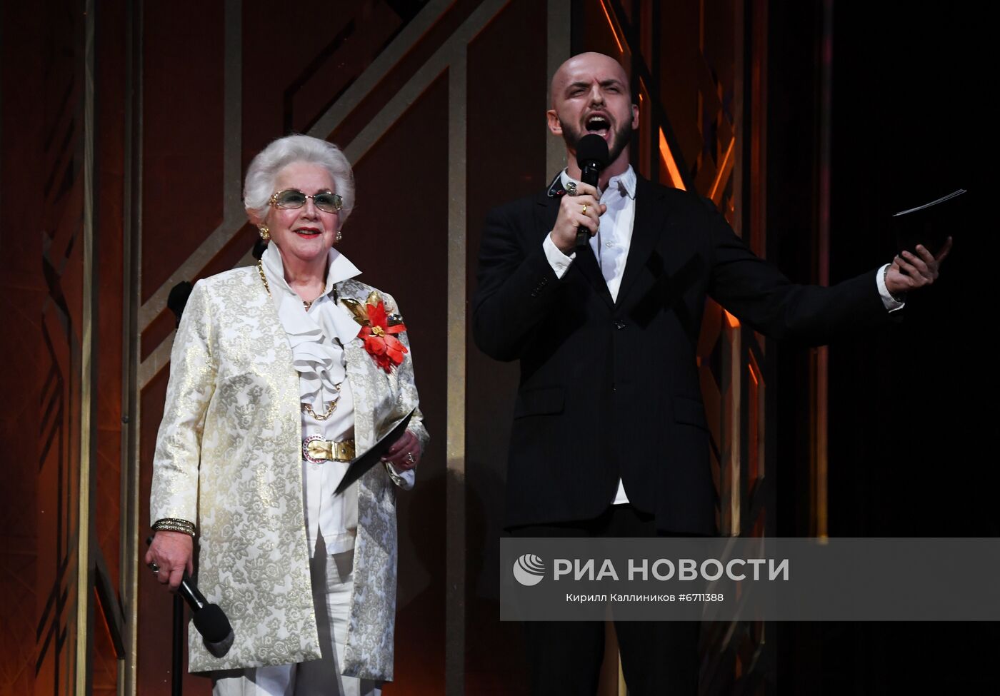 Ведущие рэп-исполнитель ST (Александр Степанов) и диктор Центрального телевидения Гостелерадио СССР Анна Шатилова на церемонии вручения Российской национальной музыкальной премии "Виктория - 2021" в Государственном Кремлевском дворце в Москве. Место: Россия, Москва. Автор: Кирилл Каллиников/РИА Новости. Российская Национальная музыкальная премия "Виктория"