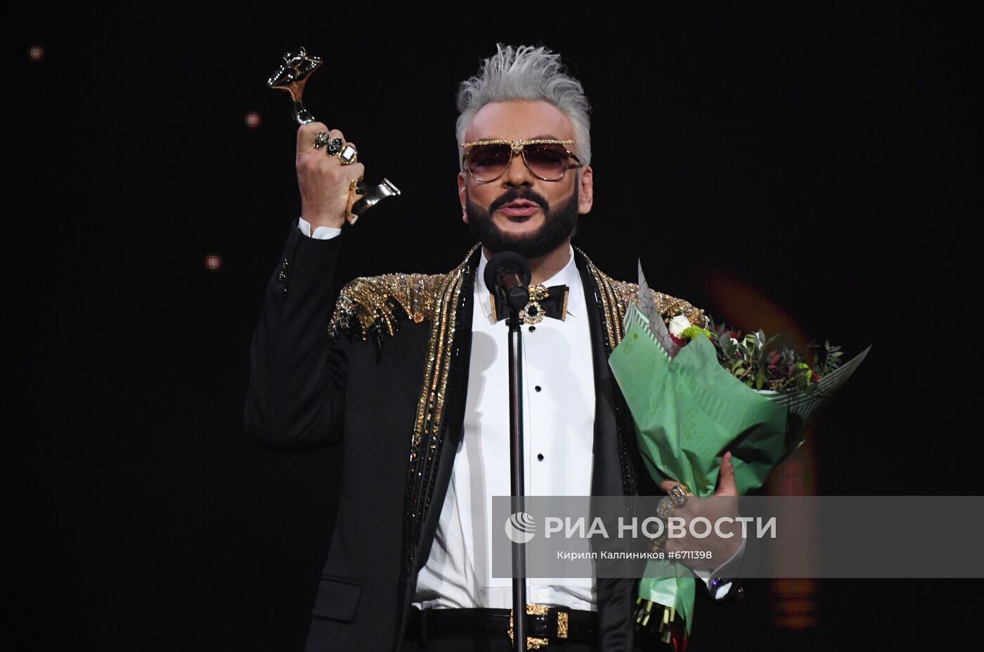 Певец Филипп Киркоров, получивший приз в номинации "Музыкальное видео года", во время церемонии вручения Российской национальной музыкальной премии "Виктория - 2021" в Государственном Кремлевском дворце в Москве. Место: Россия, Москва. Автор: Кирилл Каллиников/РИА Новости. Российская Национальная музыкальная премия "Виктория"