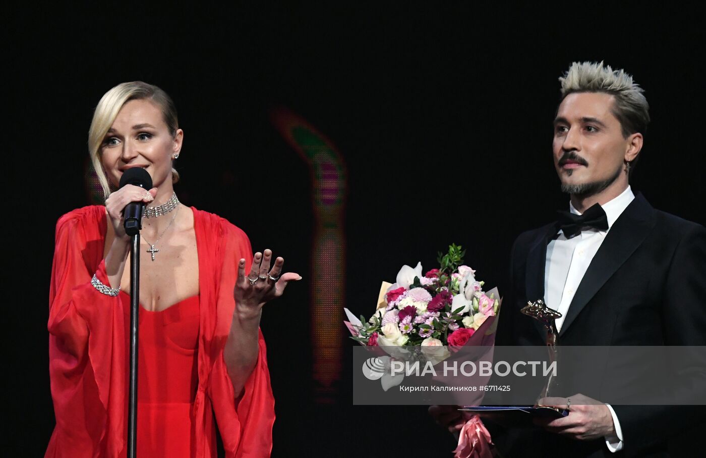 Певец Дима Билан и певица Полина Гагарина, получившая приз в номинации "Певица года", во время церемонии вручения Российской национальной музыкальной премии "Виктория - 2021" в Государственном Кремлевском дворце в Москве. Место: Россия, Москва. Автор: Кирилл Каллиников/РИА Новости. Российская Национальная музыкальная премия "Виктория"