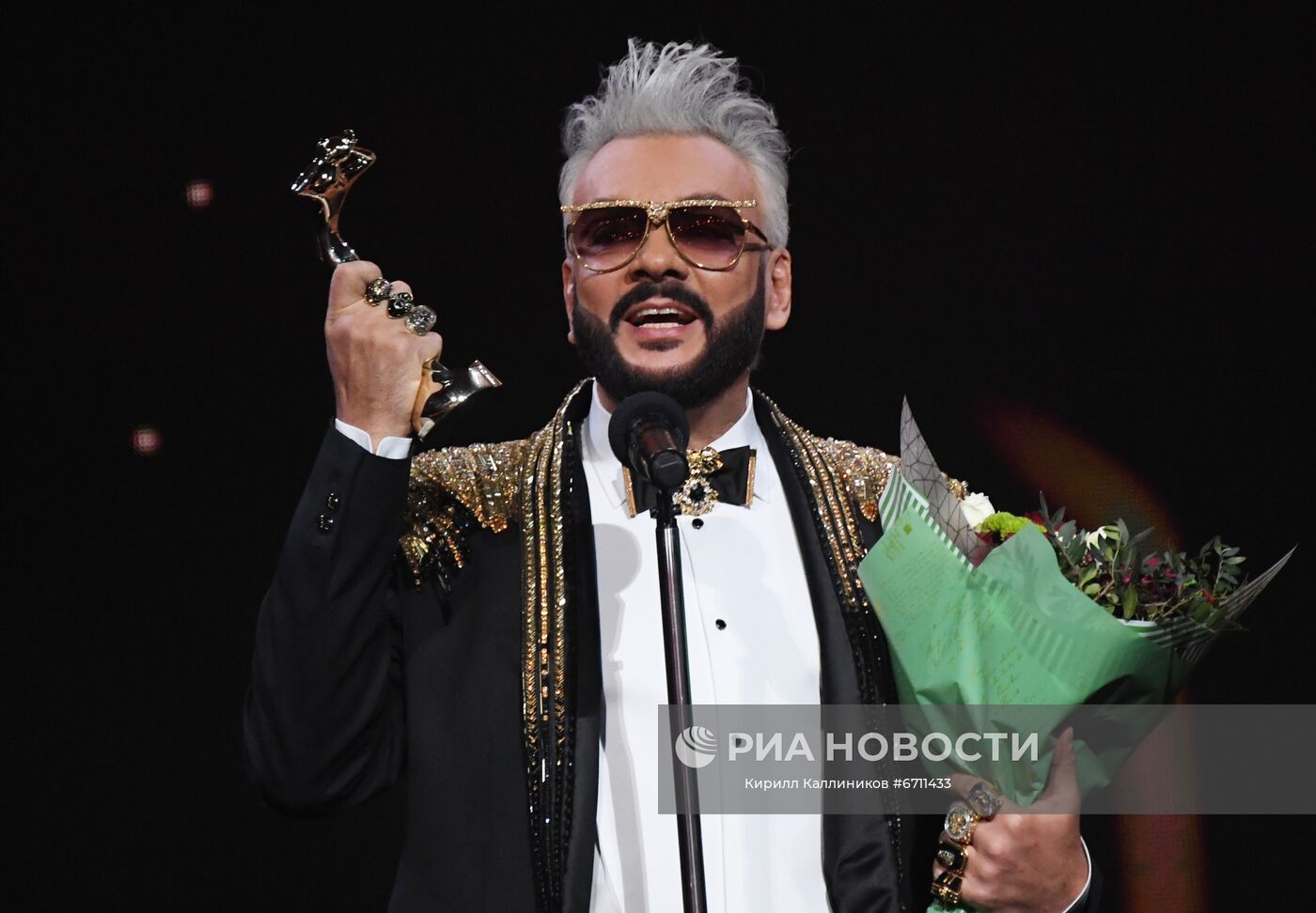 Певец Филипп Киркоров, получивший приз в номинации "Музыкальное видео года", во время церемонии вручения Российской национальной музыкальной премии "Виктория - 2021" в Государственном Кремлевском дворце в Москве. Место: Россия, Москва. Автор: Кирилл Каллиников/РИА Новости. Российская Национальная музыкальная премия "Виктория"