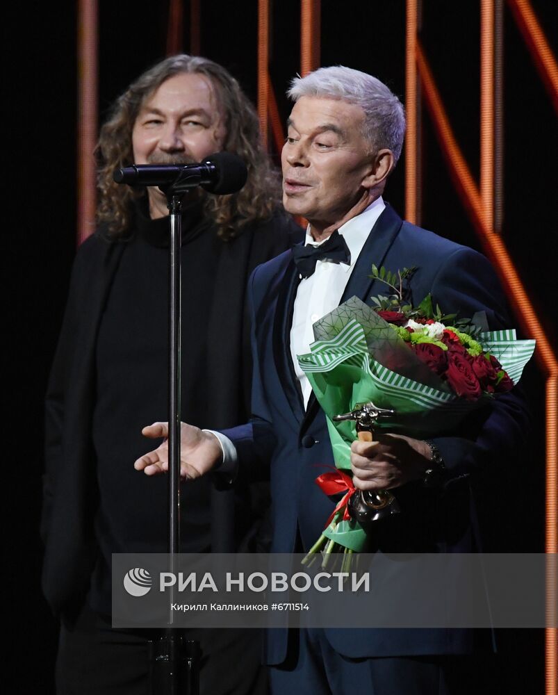 Певец, композитор Игорь Николаев и певец Олег Газманов (слева), получивший приз в номинации "За вклад в развитие популярной музыки", во время церемонии вручения Российской национальной музыкальной премии "Виктория - 2021" в Государственном Кремлевском дворце в Москве. Место: Россия, Москва. Автор: Кирилл Каллиников/РИА Новости. Российская Национальная музыкальная премия "Виктория"