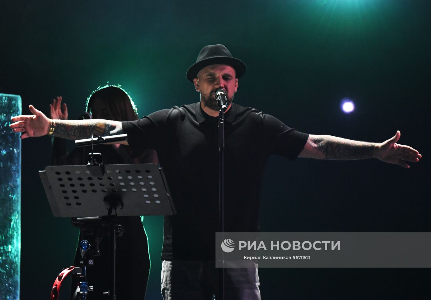 Рэпер Баста (Василий Вакуленко) выступает во время церемонии вручения Российской национальной музыкальной премии "Виктория - 2021" в Государственном Кремлевском дворце в Москве. Место: Россия, Москва. Автор: Кирилл Каллиников/РИА Новости. Российская Национальная музыкальная премия "Виктория"
