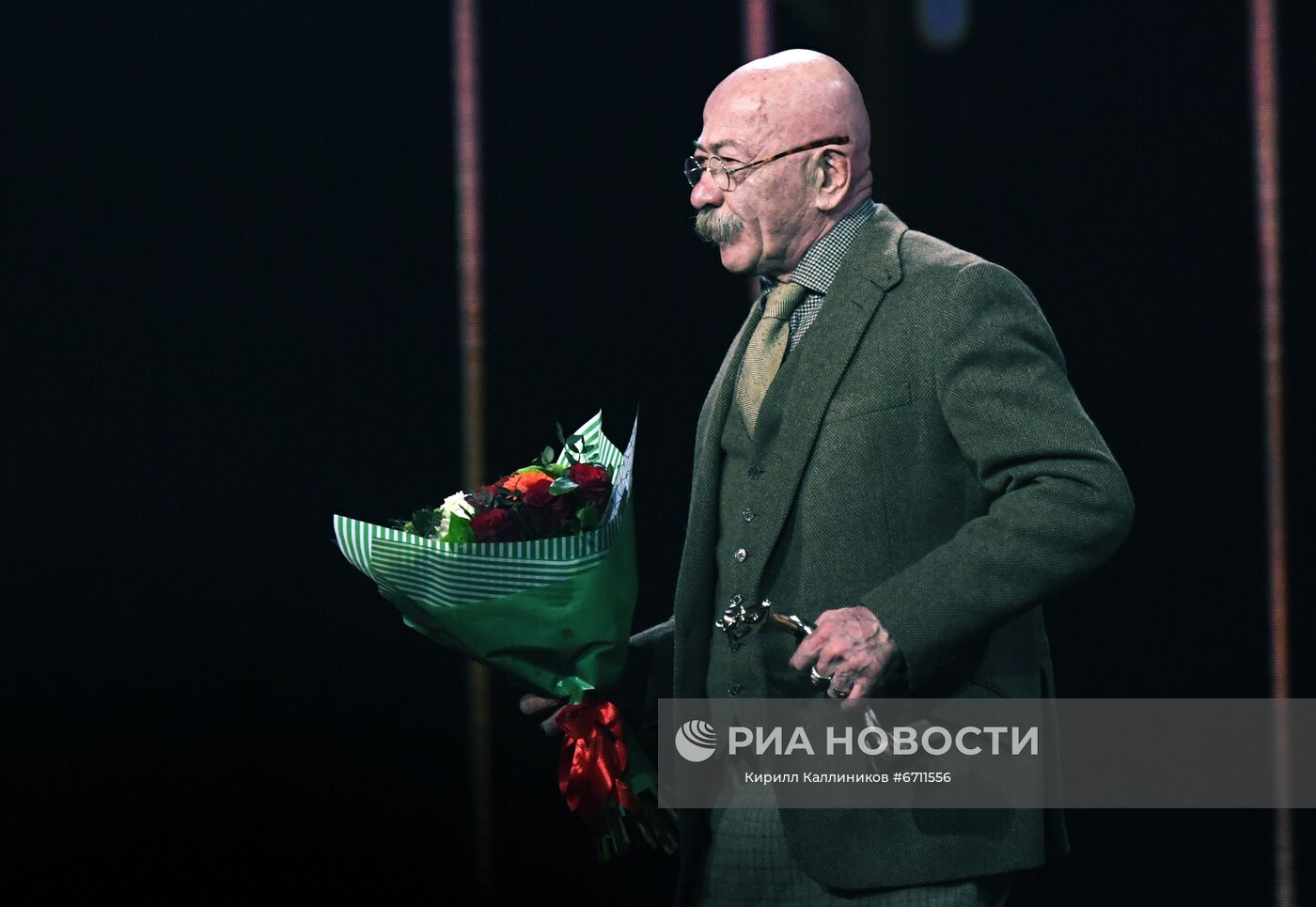 Певец Александр Розенбаум, получивший приз в номинации "За уникальную гармонию песенной лирики и музыки", во время церемонии вручения Российской национальной музыкальной премии "Виктория - 2021" в Государственном Кремлевском дворце в Москве. Место: Россия, Москва. Автор: Кирилл Каллиников/РИА Новости. Российская Национальная музыкальная премия "Виктория"