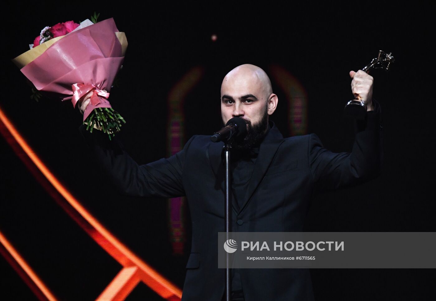 Участник дуэта Artik & Asti Артём Умрихин, получивший приз в номинации "Поп-группа года", во время церемонии вручения Российской национальной музыкальной премии "Виктория - 2021" в Государственном Кремлевском дворце в Москве. Место: Россия, Москва. Автор: Кирилл Каллиников/РИА Новости. Российская Национальная музыкальная премия "Виктория"