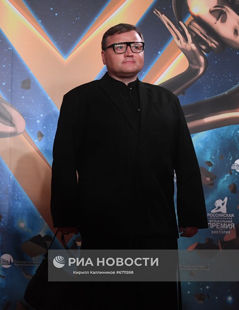 Журналист Алексей Остудин на красной дорожке перед началом церемонии вручения Российской национальной музыкальной премии "Виктория - 2021" в Государственном Кремлевском дворце в Москве. Место: Россия, Москва. Автор: Кирилл Каллиников/РИА Новости. Российская Национальная музыкальная премия "Виктория"