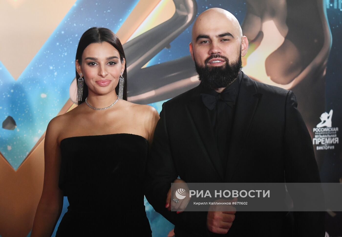 Участник дуэта Artik & Asti Артём Умрихин с супругой Раминой на красной дорожке перед началом церемонии вручения Российской национальной музыкальной премии "Виктория - 2021" в Государственном Кремлевском дворце в Москве. Место: Россия, Москва. Автор: Кирилл Каллиников/РИА Новости. Российская Национальная музыкальная премия "Виктория"