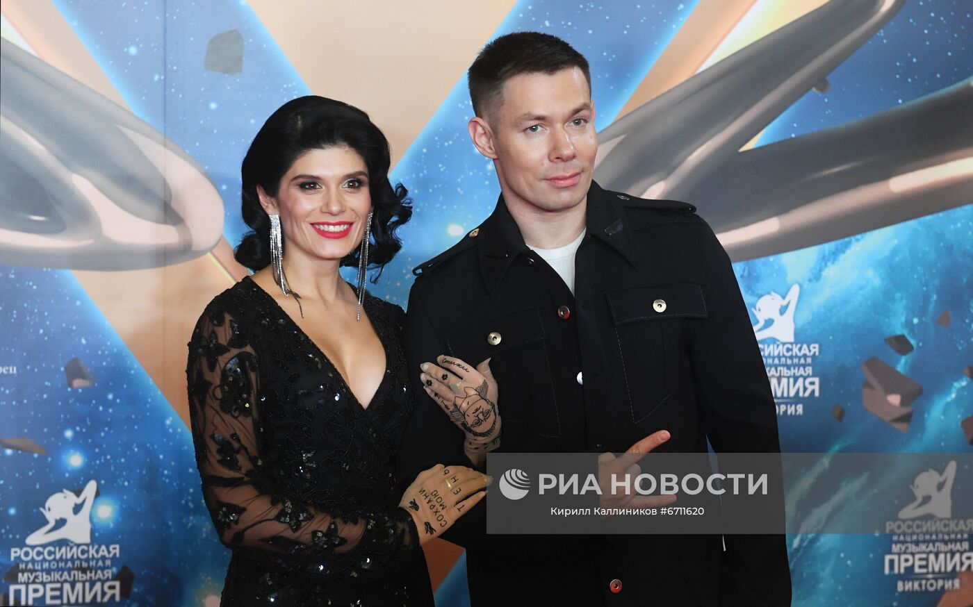 Певец Стас Пьеха и поэтесса Сола Монова на красной дорожке перед началом церемонии вручения Российской национальной музыкальной премии "Виктория - 2021" в Государственном Кремлевском дворце в Москве. Место: Россия, Москва. Автор: Кирилл Каллиников/РИА Новости. Российская Национальная музыкальная премия "Виктория"