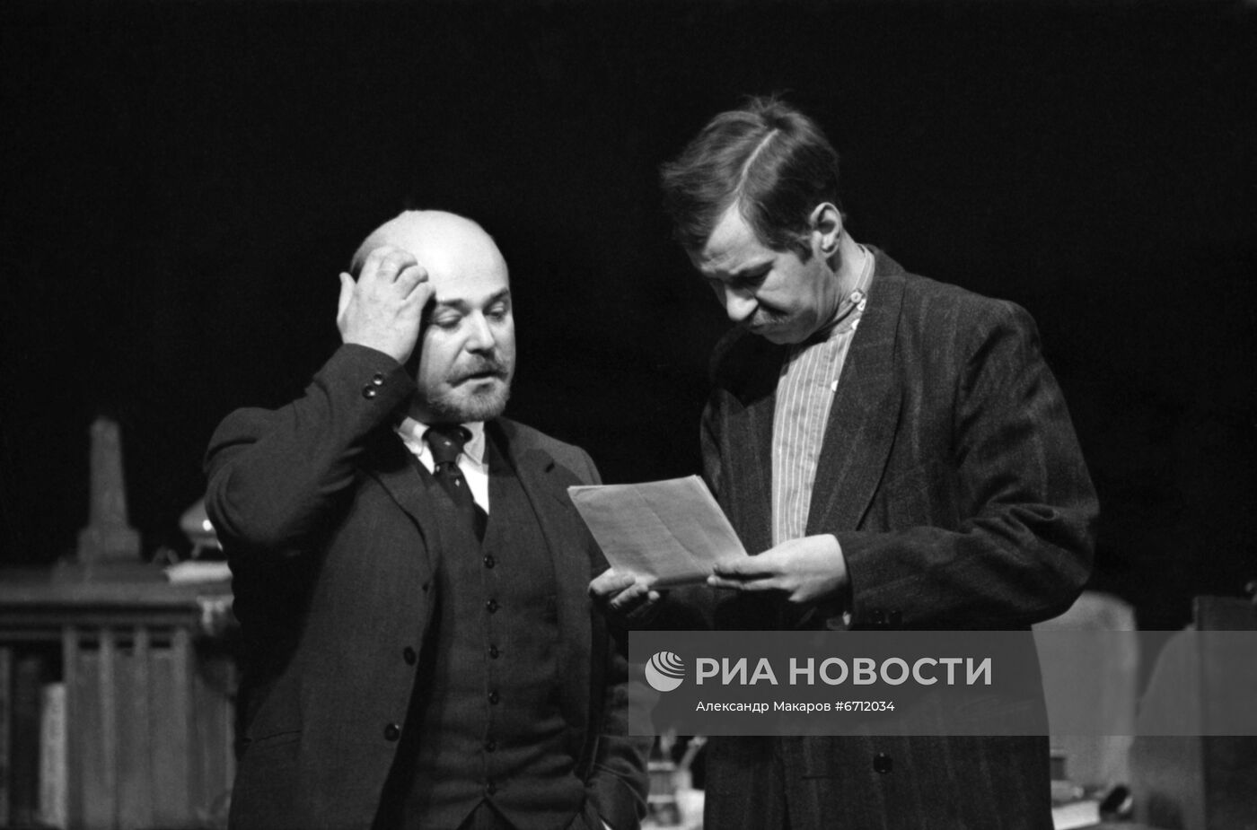 Сцена из спектакля "Так победим"