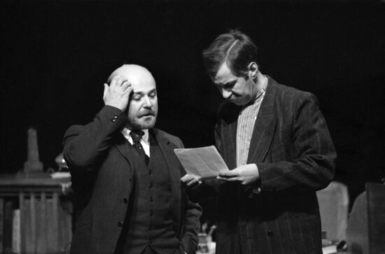 Сцена из спектакля "Так победим"