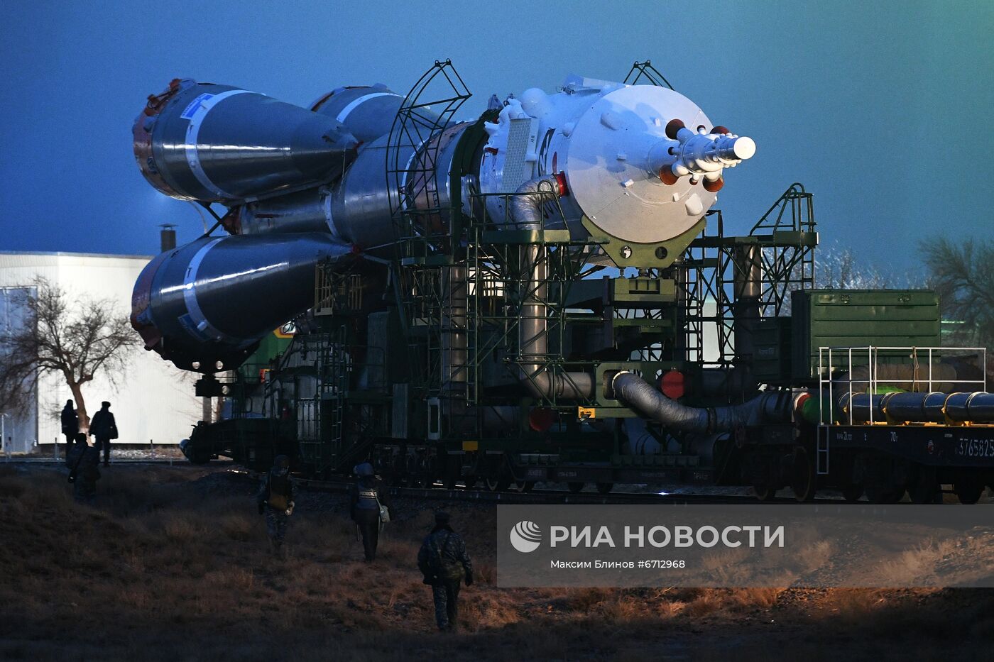 Вывоз ракеты-носителя "Союз-2.1а" на стартовый комплекс