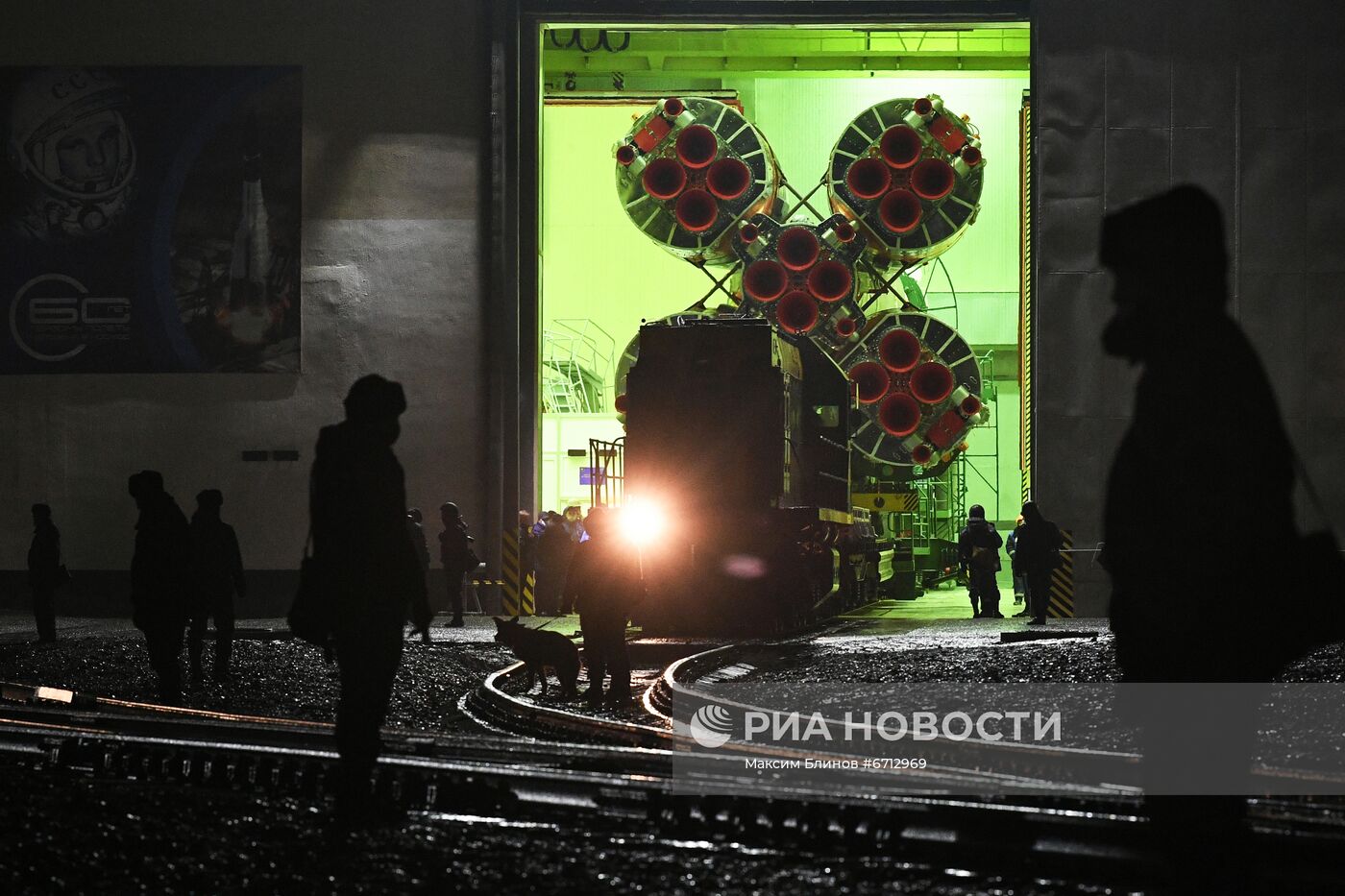 Вывоз ракеты-носителя "Союз-2.1а" на стартовый комплекс