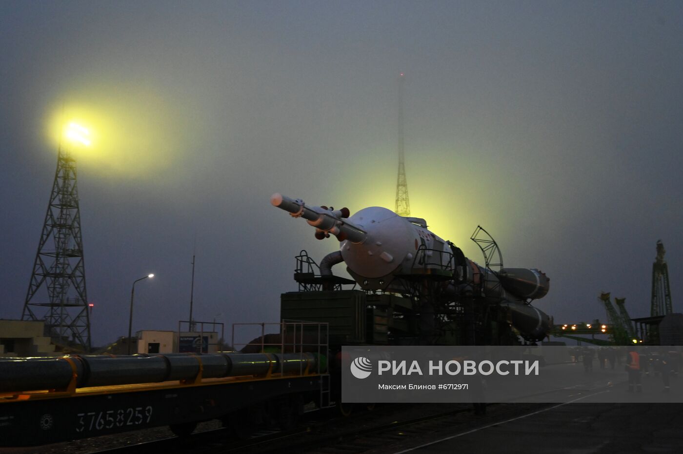 Вывоз ракеты-носителя "Союз-2.1а" на стартовый комплекс