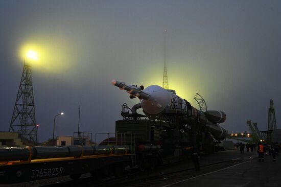 Вывоз ракеты-носителя "Союз-2.1а" на стартовый комплекс