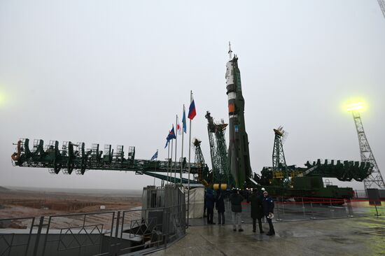 Вывоз ракеты-носителя "Союз-2.1а" на стартовый комплекс