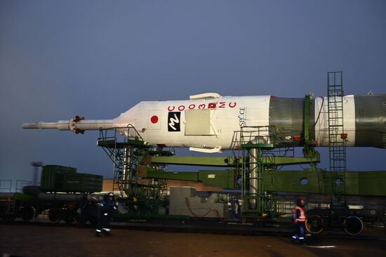 Вывоз ракеты-носителя "Союз-2.1а" на стартовый комплекс