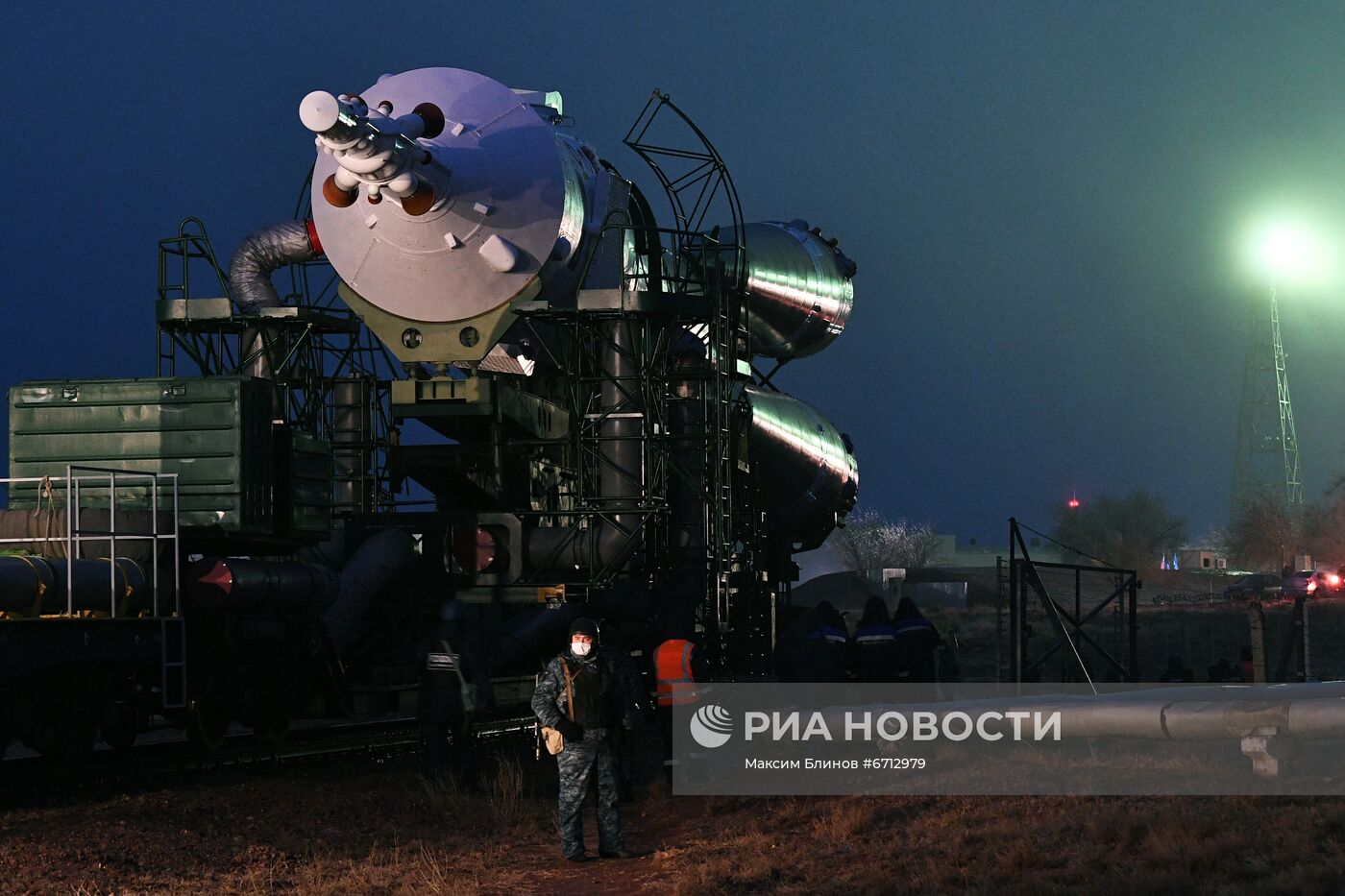 Вывоз ракеты-носителя "Союз-2.1а" на стартовый комплекс