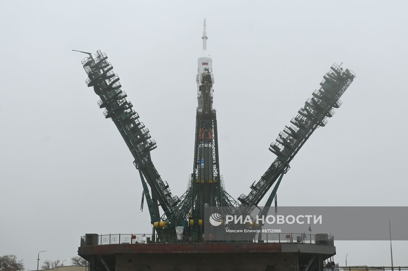 Вывоз ракеты-носителя "Союз-2.1а" на стартовый комплекс