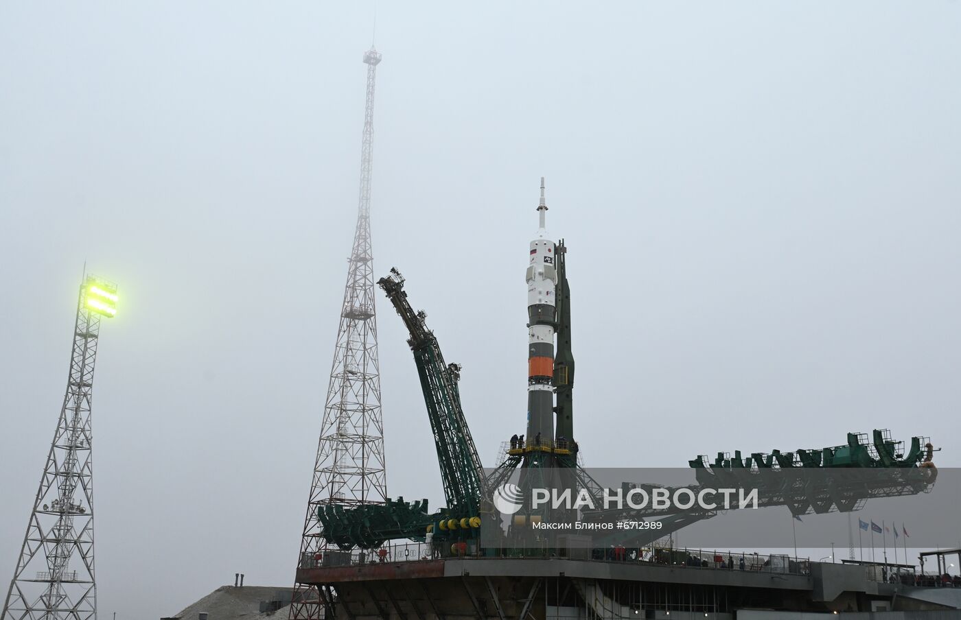 Вывоз ракеты-носителя "Союз-2.1а" на стартовый комплекс