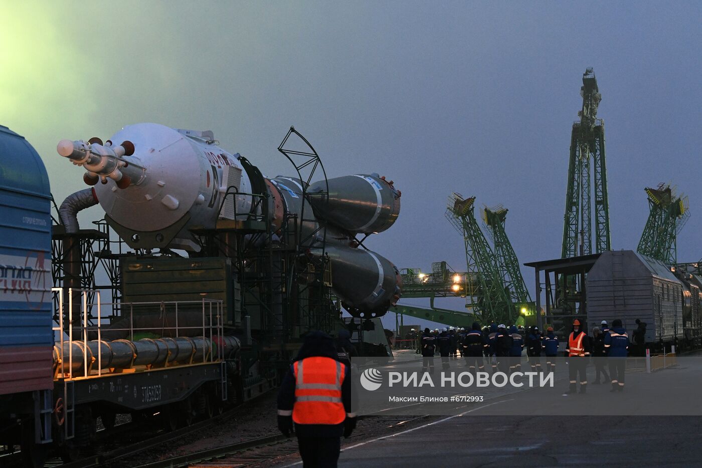 Вывоз ракеты-носителя "Союз-2.1а" на стартовый комплекс