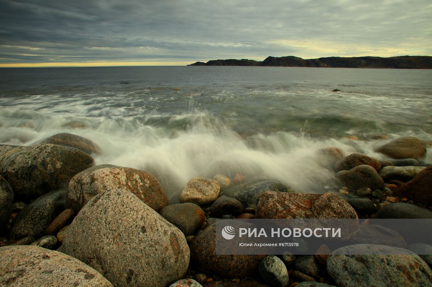 Берег Баренцевого моря в селе Териберка