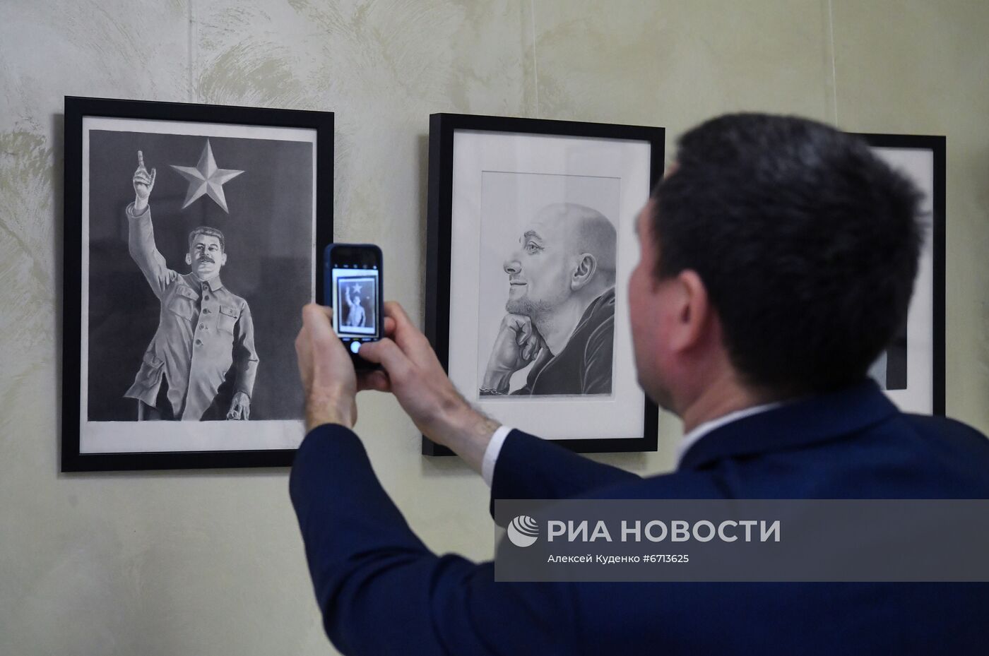 Открытие выставки художественных работ В. Бута, отбывающего заключение в тюрьме США