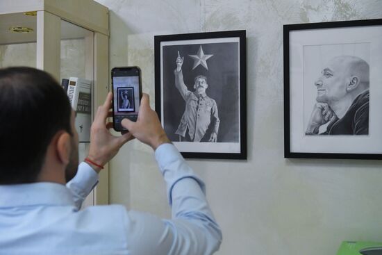 Открытие выставки художественных работ В. Бута, отбывающего заключение в тюрьме США