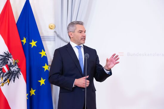 Передача должностных полномочий канцлера Австрии К. Нехаммеру