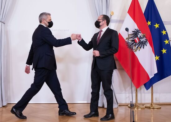Передача должностных полномочий канцлера Австрии К. Нехаммеру